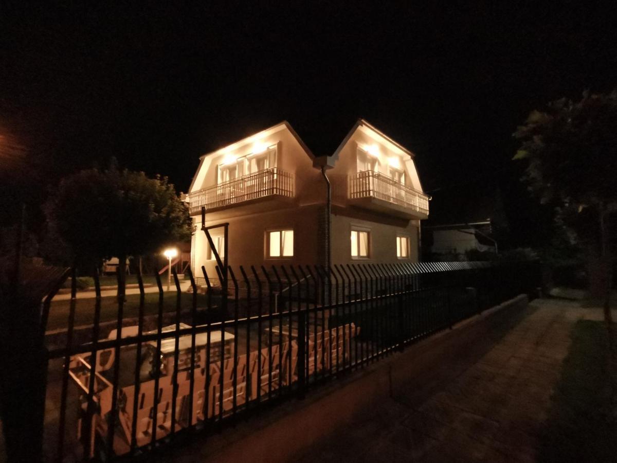 Family Garden Apartmanhaz Siofok Bagian luar foto